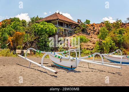 Amed Dorf, schwarzer Sandstrand und Blick auf den Vulkan Agung. Bali, Indonesien Stockfoto