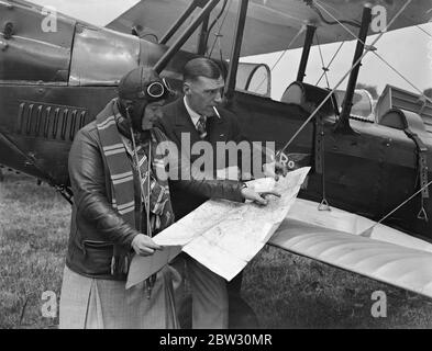 Vorbereitung der Prince of Wales Flugzeug für den König ' s Cup Air Race. Miss Winifred Brown, eine der Frauen-Konkurrenten, mit Herrn E R Adams, die ihr Passagier sein wird, Studium ihrer Route auf einer Karte während der Vorbereitung für die Kings Cup Air Race in Brooklands, Surrey. Juli 1932 Stockfoto