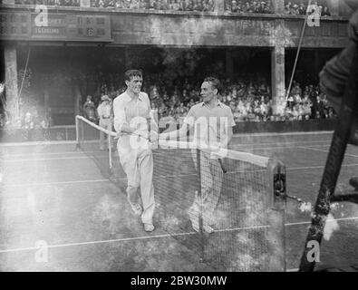 Wimbledon Sensation - Cochet geschlagen von Collins in Singles in Wimbledon . I G Collins (Großbritannien) eine erstklassige Sensation, als er Henri Cochet von Frankreich in den Männern Singles in Wimbledon besiegt, in der All England Club. I G Collins (links) schüttelt die Hände mit Cochet nach dem Spiel. 21 Juni 1932 Stockfoto