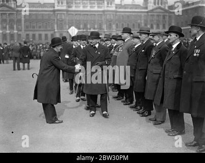 Vierzehnten Jahrestag der fünften Armee Retreat in London gedenkt. General Sir Ivor Maxe, inspizierte die Red Fox Comrades Association, die vor vierzehn Jahren während des Krieges an den Fünften Armeeeinkehrtagen teilgenommen hatte, bei der Horse Guards Parade London. General Sir Ivor Maxe, der bei der Inspektion mit einem alten Kameraden die Hände schüttelt. 20 März 1932 Stockfoto