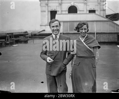 J EIN Mollison, um Miss Amy Johnson zu heiraten. Das Engagement wird von Herrn J A Mollison , der vor kurzem brach die England nach Kapstadt Flugrekord , zu Miss Amy Johnson , die einen wunderbaren Soloflug nach Australien gemacht angekündigt . Miss Amy Johnson und Mr J A Mollison , zum ersten Mal zusammen fotografiert nach dem Amunzement ihrer Verlobung . 10 Mai 1932 Stockfoto