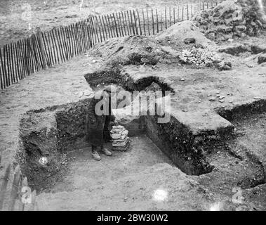 Bemerkenswerte römische Überreste ausgegraben in Buckinghamshire. Eine erste Jahrhundert römische Siedlung wurde ausgegraben in Great Penn Mead, Buckinghamshire. Unter der Aufsicht von Herrn F Colmer , dem bekannten Historiker und Archäologen , wurden die Grundmauern einer großen römischen Villa , tessellierte Bürgersteige und andere Schätze ausgegraben . Im Jahr 1642 wurde die Schlacht von Wycombe Rye auf dem Boden, der die römische Siedlung umfasst gekämpft. Das Land ist das Eigentum von Lord Carrington. Eine typische Hypokauste oder Heizkammer einer römischen Villa in perfekter Erhaltung , auf der Website ausgegraben . 25. April 193 Stockfoto