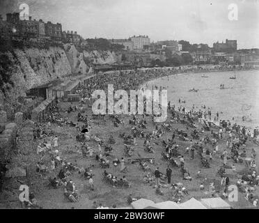 Der König kommt an Land bei Cowes. Tausende Urlauber im Broadstairs genossen einen perfekten Tag im Urlaub. Ein Blick auf die riesige Menge von Urlaubern und Badegästen auf dem Sand in Broadstairs an Feiertagen. August 1932 Stockfoto