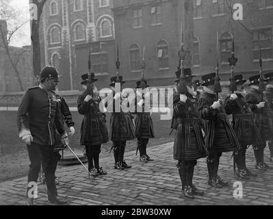 Ostersonntag Besichtigung der Beefeaters am Tower of London . Lieut Col Dan Burgess, VC Gouverneur des Tower of London inspizierte die Yoemen of the Guard, in ihren Tudor-Uniformen, im Innenhof des Turms, bevor sie am Ostersonntag Gottesdienst in St. Peter und Vinacular Church besuchen. Lieut Col Dan Burgess VC Gouverneur des Turms Inspektion der Beefeaters im Hof des Turms . 27 März 1932 Stockfoto