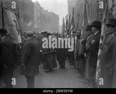 Lord Mayoress nimmt Gruß an märz vorbei an Aldgate alten Verächtbare . Der Bürgermeister von Stepney, Alderman Milliam Moses, nahm den Gruß an der marsch Vergangenheit der Aldgate Old Contemptibles nach der Widmung ihrer neuen Standard bei der großen jährlichen Parade des Vereins an der Great Alie Street, Aldgate London. Die Bürgermeisterin von Stepney inspiziert die alten Contemptibles bei der Parade . 14 Februar 1932 Stockfoto