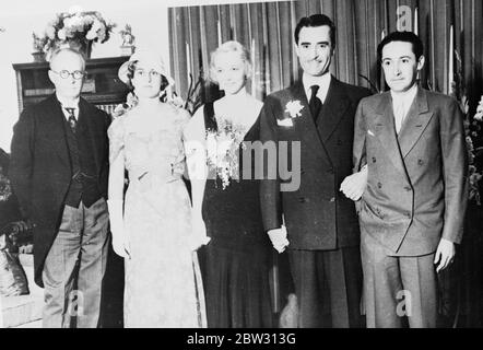 John Gilbert vermählt zum vierten Mal. John Gilbert, der berühmte Liebhaber der Filme, war zum vierten Mal verheiratet, als er Miss Virginia Bruce, der Filmstar, in einem Studio-Bungalow in Hollywood heiratete, Irving Thalberg war bester Mann. Von links nach rechts: Die Hochzeitsgruppe: Irving Thalberg, John Gilbert und seine Frau Virginia Bruce, Frau Donald Ogden Stewart, war Matron der Ehre, und Dr. J Hamilton Lash, der Minister, der die Zeremonie durchgeführt. Bis 18. August 1932 Stockfoto