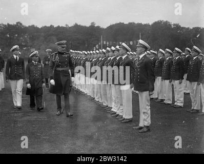 Prinzessin Alice und Earl of Athlone an der National College Gründer Tag Feiern in Pangbourne . Prinzessin Alice Gräfin von Athlone, begleitet den Earl of Athlone bei den Gründern Tag Feiern des Naithical College, in Pangbourne, Berkshire. Der Earl of Athlone mit Commander Bray, die Kontrolle der Kadetten. 22 Juli 1932 Stockfoto