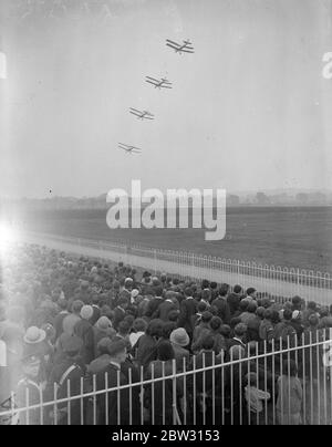 Riesige Menge beobachtet spannende Luftaufzug auf Hendon Air Pageant . Eine riesige Menge beobachtete spannende Ausstellung von Flug- und Luftakrobatik auf der Hendon Air Pageant, von der Royal Air Force, im Hendon Aerodrome, London. Flugzeuge fliegen über die Menge in Hendon . 25 Juni 1932 Stockfoto