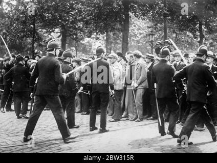 Die Polizei fährt mit Wasserbrötchen Randalierer aus Berliner Straßen. Mit mächtigen Wasserpistolen, montiert auf gepanzerten Lastwagen, fuhr die Polizei randalierenden Nazis und Kommunisten von den Straßen. Hunderte von Polizisten in Autos und Lastwagen wurden in die Vororte von Berlin, wo die Unruhen stattgefunden haben, eilig. Polizist verwenden Schlagstöcke, um Massen zurück zu halten. 27 Juni 1932 Stockfoto