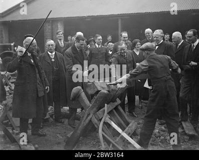 Prinz George versucht seine Hand beim Sägen von Holz. Prinz George hilft, Holz zu sehen, als er die neue Kirche Armee Labor Home in Acre Lane, Brixton, um die Erweiterung des Gebäudes zu öffnen. 27. Januar 1932 Stockfoto