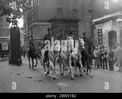 Montiert spezielle konstantes Parade zum ersten Mal vor dem Start Aufgaben in London. Nach Abschluss ihrer Ausbildung in Polizeiaufgaben, eine Truppe von 100 montiert spezielle konstellables, die in Kürze die Aufgaben auf den Straßen von London Überwachung der Massen, die Verkehrsleitung und auf Patrouillen übernehmen wird, Zum ersten Mal auf der Cannon Row Polizeistation London marschiert. Sie stehen unter dem Kommando von Major Dale Glossop. Die neuen montierten Specials auf Parade zum ersten Mal in Cannon Row , London . Bis 31. August 1932 Stockfoto