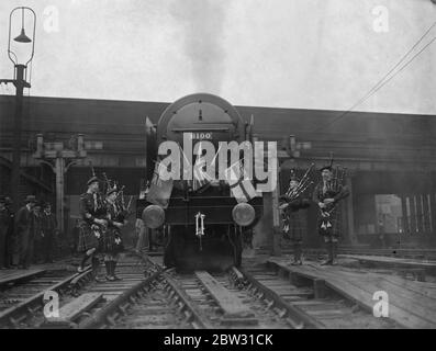 Royal Scot macht sich auf den Wege, den neuen Weltrekord im Zug von Euston zu brechen. Der Royal Scot Express Zug verließ Euston Bahnhof, London, nach Glasgow in einem Versuch, den Weltrekord zu brechen. Pipers of the 21stGlasgow Rovers Piping der Royal Scot aus Euston . 18 Juli 1932 Stockfoto