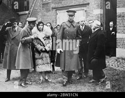 Sechzehn Tote bei belgischer Minenkatastrophe . König und Königin von Belgien besuchen die Szene. Der König und die Königin der Belgier statteten dem Kohlebergwerk in Marchienne au Pont, in der Nähe von Charleroim, Belgien, einen Besuch ab, nachdem sechzehn Bergleute ihr Leben verloren und sieben schwer verletzt wurden, als sie in der Mine entrotet wurden. Sie besuchten die betroffenen Häuser der Familien der toten Bergleute. Der König und die Königin von Belgien am Ort der Katastrophe. Februar 1932 Stockfoto