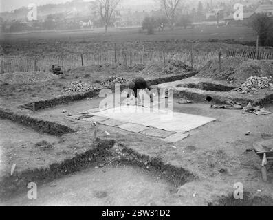 Bemerkenswerte römische Überreste ausgegraben in Buckinghamshire. Eine erste Jahrhundert römische Siedlung wurde ausgegraben in Great Penn Mead, Buckinghamshire. Unter der Aufsicht von Herrn F Colmer , dem bekannten Historiker und Archäologen , wurden die Grundmauern einer großen römischen Villa , tessellierte Bürgersteige und andere Schätze ausgegraben . Im Jahr 1642 wurde die Schlacht von Wycombe Rye auf dem Boden, der die römische Siedlung umfasst gekämpft. Das Land ist das Eigentum von Lord Carrington. Eine typische Hypokauste oder Heizkammer einer römischen Villa in perfekter Erhaltung , auf der Website ausgegraben . 25. April 193 Stockfoto