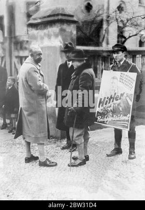 Deutscher Ex-Kronprinz stimmt bei den Präsidentschaftswahlen ab. Der deutsche Ex-Kronprinz Wilhelm verlässt nach der Stimmabgabe bei den deutschen Präsidentschaftswahlen ein Wahllokal in Potsdam. Präsident Hindenburg , obwohl er eine Mehrheit von sieben Millionen über Hitler aufnahm , versagte mit einem knappen Abstand, eine Mehrheit über die Gesamtstimmen der anderen Kandidaten zu erhalten und Deutschland wird daher am 10. April erneut zur Abstimmung gehen, um den Vorsitz zu entscheiden . 14 März 1932 Stockfoto