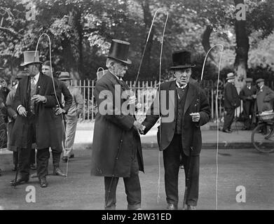 Die Taxifahrer aus dem alten London haben einen Ausflug gemacht. London ' s alte Taxifahrer wurden einen Tag im Land in Burnham Beeches, von den Taxifahrern wohlwollende Institution gegeben. Vier von Londons ältesten Kabbys, darunter George Plum im Alter von 86 und H J Packer im Alter von 82 zu Beginn des Ausflugs von Lincolns Inn Fields, London. Juli 1932 Stockfoto