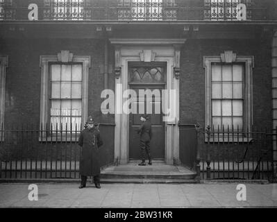 Japanische Botschaft in London bewacht, als China den Krieg erklärt. Ein Polizist am Eingang der japanischen Botschaft in London, der im Falle kommunistischer Angriffe auf die Nachricht folgt, dass China Japan den Krieg erklärt. Ein Bote Junge wird gesehen, wie er Telegramme an der Tür abliefert. Eine eilige Sitzung des Kriegsrates wurde vom Premierminister in Downing Street am Sonntagnachmittag, im Zusammenhang mit der Situation aufgerufen. 31. Januar 1932 Stockfoto