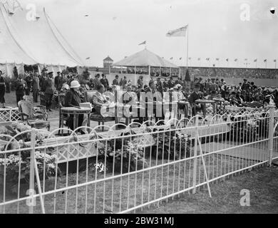 Duke of York bei Hendon Air Pageant . Der Herzog von York gehörte zu den Mitgliedern der königlichen Familie, die an der Royal Air Force Pageant in Hendon, als spannende Flugakrobatik wurden von einer enormen Menge Zeuge. Der Herzog von York trägt eine Sonnenbrille mit der Herzogin von York beim Festumzug. 25 Juni 1932 Stockfoto