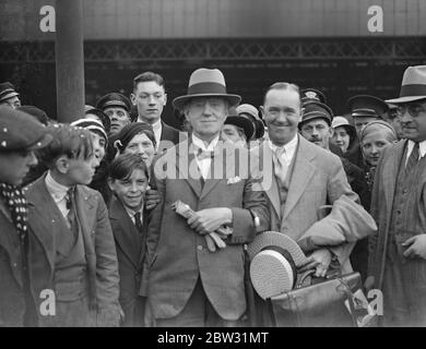 Laurel und Hardy in London. Stan Laurel, dessen richtiger Name Jefferson und sein amerikanischer Partner Oliver Hardy, der Filmkomödianten, sind in London am Waterloo Station, London, auf dem Aquitania-Bootszug angekommen. Stan Laurel mit seinem Vater und Arthur Jefferson, in Waterloo Station, London. 23 Juli 1932 Stockfoto