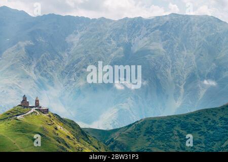 Die Dreifaltigkeitskirche Gergeti thront auf einem Berggipfel in Stepantsminda, Georgien Stockfoto