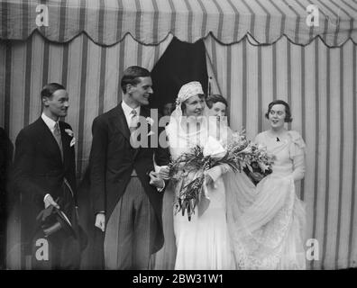 St. Patricks Tag Hochzeit für Nichte des Herrn St. Deutsche. Miss Elizabeth Eliot, eine Nichte von Lord St Germans, wurde am St. Patricks Day in St Georges, Hanover Square, London, Herrn Thomas James, ein Neffe von Lord Northbourne verheiratet. Die Braut und Bräutigam verlassen die Kirche nach der Zeremonie. 17 März 1932 Stockfoto