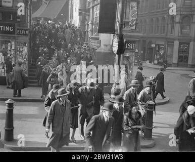 Rückkehr zur Arbeit nach dem Urlaub . Verlassen Cannon Street Station . 29 März 1932 Stockfoto