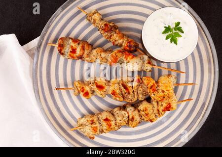 Köstliche Kebabs mit Gewürzen auf Teller von oben. Huhn, truthahn Grillgerichte. Stockfoto