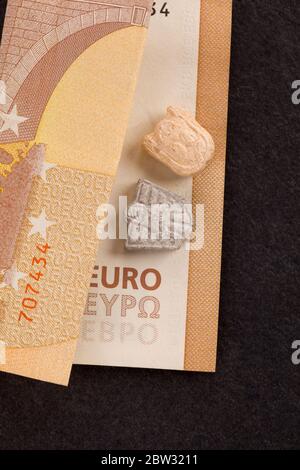 Ecstasy Pillen auf der Euro-Rechnung, Draufsicht. Drogenhandel. Stockfoto