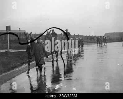 Pferde kommen für Epsom Frühjahrstreffen . Pferde aus der Chief Provincial Training Centers haben begonnen, in Epsom ankommen, für die Eröffnung der Epsom Spring Meeting, das erste Treffen des Jahres auf dem Derby Kurs. Herr H. Hedges, eine Pferdekette, die zur Frühjahrstagung in Epsom eintrifft. 16 April 1932 . Stockfoto