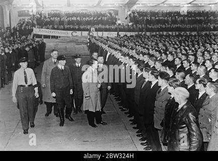 Hitler überprüft seine Schocktruppen in Berlin. Adolf Hitler, der deutsche faschistische Führer, der Deutschland regieren will, überprüft seine Schocktruppen in Berlin Sportpalast, zum Zwecke der ihnen Anweisungen für die bevorstehende deutsche Parlamentswahl. 11 Februar 1932 Stockfoto