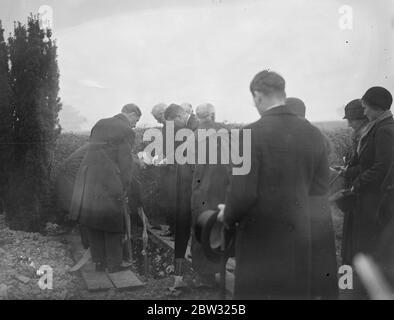 Premierminister und seine Familie besuchen Beerdigung seiner Tante in Ardingly. Herr Ramsay Macdonald, der Premierminister, nahm mit seinen Söhnen, Malcolm und Alastair und seinen Töchtern Ishbel an der Beerdigung von Ardingly, Sussex seiner Tante, Frau Isabella Ramsay, Teil. Der seit 47 Jahren Krankenschwester in der Familie von Herrn und Frau Hett von Ardingley ist und im Alter von 84 Jahren gestorben ist. Der Premierminister nach der Leibeigenfolge bei der Beerdigung . 24. September 1932 Stockfoto