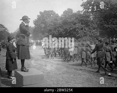 Lady Baden Powell inspiziert Mädchenführer bei Regents Park Rally. Lady Baden Powell, Frau des Chief Scout nahm den Gruß an einer großen Parade und Inspektion von Mädchen Führer im Regents Park, London. Lady Baden Powell nimmt den Gruß an der marsch vorbei . Juli 1932 Stockfoto