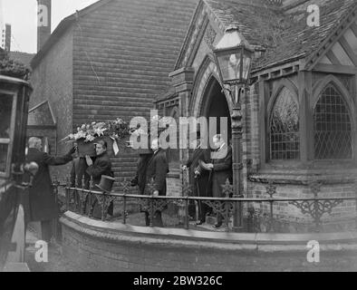 Premierminister und seine Familie besuchen Beerdigung seiner Tante in Ardingly. Herr Ramsay Macdonald, der Premierminister, nahm mit seinen Söhnen, Malcolm und Alastair und seinen Töchtern Ishbel an der Beerdigung von Ardingly, Sussex seiner Tante, Frau Isabella Ramsay, Teil. Der seit 47 Jahren Krankenschwester in der Familie von Herrn und Frau Hett von Ardingley ist und im Alter von 84 Jahren gestorben ist. Der Premierminister nach der Leibeigenfolge bei der Beerdigung . 24. September 1932 Stockfoto