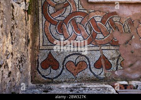 Butrint/ Albanien 12. Oktober 2019. Mosaik des alten Baptisteriums aus dem 6. Jahrhundert im Butrint Nationalpark. Stockfoto