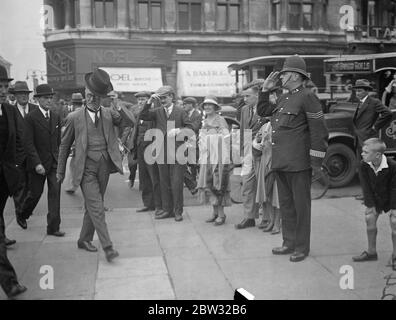 Premier geht an das Unterhaus zur Debatte über die Konferenz von Lausanne . Herr Ramsay MacDonald , der Premier ging von der Downing Street zum Unterhaus, wo er eine Erklärung der Lausanne Reparations Conference abgeben wird, die gerade abgeschlossen wurde. Herr Ramsay MacDonald auf dem Weg von der Downing Street zum Unterhaus. 12 Juli 1932 Stockfoto