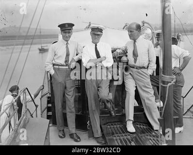 Sir Malcolm Campbell nimmt an Rochester to Poole Motorboot Rennen Teil. Sir Malcolm Campbell gehörte zu den berühmten Leuten, die am 24. Jährlichen London to Cowes Rennen für Seegutschiffe teilnahmen. Das Rennen, beginnend in Rochester, Kent endet in Poole in diesem Jahr. Von links nach rechts: Admiral Wilmot Nicholson, Sir Malcolm Campbell und Dr. Benjafield an Bord von Sir Malcolm Campbell 's Bluebird zu Beginn des Rennens von Rochester. 10 Juli 1932 Stockfoto