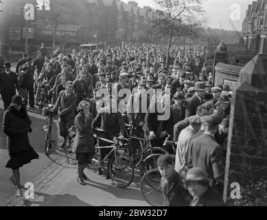 Tausende von Radfahrern auf Herne Hill . Great Karfreitag Radrennfestival in Herne Hill . Das jährliche Karfreitag Radfestival eröffnete die Streckensaison in Herne Hill, London. Die große Menge von Radfahrern auf der Strecke . 25 März 1932 Stockfoto