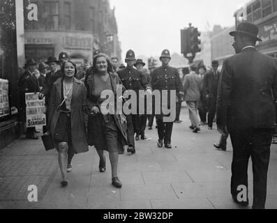 Polizei Escort Mädchen arbeitslosen Demonstranten in Hyde Park Clash. Nach einer Demonstration vor der Bow Street Polizeiwache, wurden die Polizisten gezwungen, Arbeitslose in Hyde Park, March Arch und Oxford Street zu laden. Polizei eskortiert Mädchen Kommunisten aus der Szene des Zusammenstoßes im Hyde Park . 30. September 1931 Stockfoto