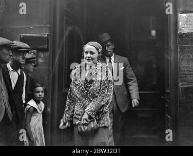 Frau John Gilbert Goldsmith ( Frau Beatrice Elizabeth Rayson ) . Verlassen Standesamt nach der Hochzeit . 1932 Stockfoto