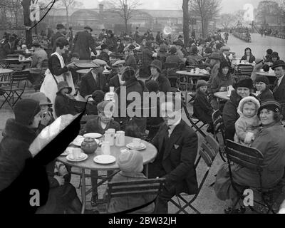 Urlaub im Zoo. Am Ostermontag drängten riesige Menschenmengen den Londoner Zoo. Menschenmassen genießen das Mittagessen im Zoo während ihrer Festtage Besuch. 28 März 1932 Stockfoto