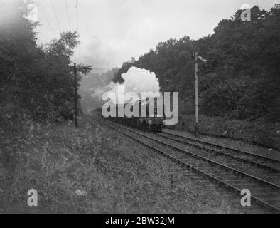 Royal Scot Express macht sich auf den Wege, den neuen Zuggeschwindigkeitsrekord von Euston zu brechen. Der Royal Scot Express Zug verließ Euston Station, London für Glasgow in einem Versuch, den Weltrekord der Zuggeschwindigkeit zu brechen. Die Royal Scot verlassen Euston Station . 18 Juli 1932 Stockfoto