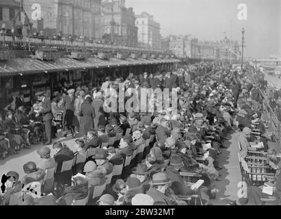 Urlaub Strandliegen in Eastbourne . So warm war das Wetter an der Südküste, dass die Besucher die Sonne und die Meeresbrise genossen haben, am Strand zu faulenzen. Die Szene am Strand von Eastbourne bei sonnigem Wetter .27 März 1932 Stockfoto