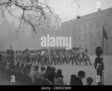 St. Patricks Day von Irish Guards in London gefeiert. Die übliche Feier des St. Patricks Day fand in der Irish Guards Hauptquartier in Wellington Barracks, London, als die Irish Guards Büschen von ihrem Oberst, dem Earl of Cavan erhalten. Der Earl of Cavan nimmt den Gruß an der marsch vorbei . 17 März 1932 Stockfoto