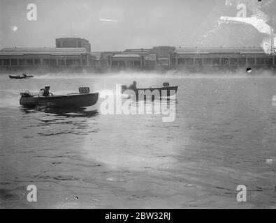 Motorboot-Rennen auf der Welsh Harp . Alle Konkurrenten werfen einen Wirbel von Spray in der schmuddeligen Rennen für Außenbordboote auf der Welsh Harp, Hendon gewann von EINEM Ianfranchi. Juli 1932 Stockfoto