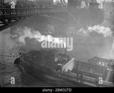 Reparaturen durchgeführt, um Flussbett unter Turm Brücke . Reparaturarbeiten werden im Bett der Themse neben Tower Bridge durchgeführt , durch den Hafen von London Behörde . Das Flussbett an dieser Stelle wurde durch Strömungen ausgehöhlt und große Mengen Ballast werden abgeladen, um die Löcher zu füllen, so dass keine Gefahr besteht, dass die Fundamente der Brücke gefährdet werden. Ein Bagger Dumpings Ballast unter Tower Bridge, um die Löcher unter der Brücke zu füllen. März 1932 Stockfoto