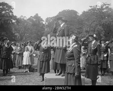 Lady Baden Powell inspiziert Mädchenführer bei Regents Park Rally. Lady Baden Powell, Frau des Chief Scout nahm den Gruß an einer großen Parade und Inspektion von Mädchen Führer im Regents Park, London. Lady Baden Powell nimmt den Gruß an der marsch vorbei . Juli 1932 Stockfoto