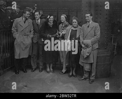 Britische Tennisturnier verlässt Südafrika. Die britische Tennistruppe, Männer und Frauen verließen das Schiff Carnarvon Castle in Richtung Südafrika. Das britische Team am Bahnhof Waterloo vor der Abfahrt des Bootszuges, in der Mitte sind, links nach rechts Miss Betty Nutall, Frau Fearnley Whittingstall und Miss Mary Heeley. November 1932 Stockfoto