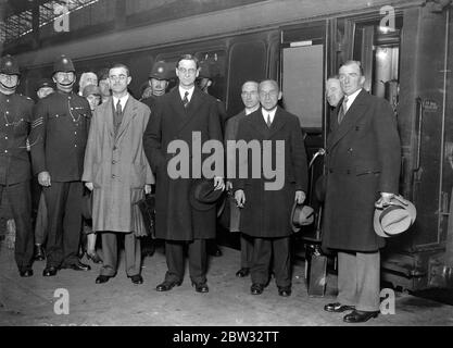 Herr de Valera kommt in London an. Herr Eamon de Valera , der Präsident des irischen Freistaates, ist auf dem Weg nach Genf in London angekommen, wo er den Vorsitz im Ligarat führt. Er wurde von Mitgliedern seiner Regierung begleitet, die mit ihm nach Genf gehen werden. Von links nach rechts: Am Bahnhof Euston bei Ankunft in London: Herr Murphy, Herr de Valera, Senator Conolly, Minister für Post und Telegrafen, Herr Maguire, Generalstaatsanwalt, und Dr. Dilanty, Freistaatminister in London. 19. September 1932 Stockfoto