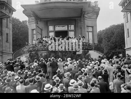 Französischer Präsident beim Grand Prix Rennen in Longchamps . Präsident Paul Lebrun, besuchte die Longchamps Race-Sitzung und beobachtete die Grand Prix-Rennen von Herrn A J Duggans Strip The Willow gewonnen, mit Lord Derby 's Satrap zweite, und Fog Horn dritten. Präsident Lebrun in der Box bei der Rennveranstaltung . 27 Juni 1932 Stockfoto