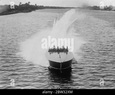 Gar Wood bricht den Geschwindigkeitsboat-Rekord der Welt in Miami. Gar Wood , der amerikanische Motorboot König , brach die Welt ' s Motorboot Rekord von Kaye Don gehalten , in seiner Miss America IX , als er eine Geschwindigkeit von 110 erreichte , 785 Meilen pro Stunde auf dem Wasser des indischen Creek , Miami , Florida . Gar Wood gar Wood mit seinem Mechaniker Clin Johnson bricht den Geschwindigkeitsrekord des Motorbootes in Miami. Februar 1932 Stockfoto